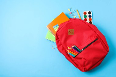 Renk sırt çantası ve okul malzemeleri ile Düz yatıyordu kompozisyon 
