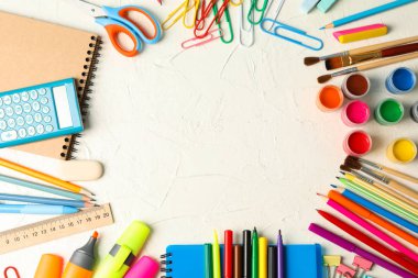 Beyaz arka plan üzerinde okul malzemeleri ile düz yatıyordu kompozisyon, s