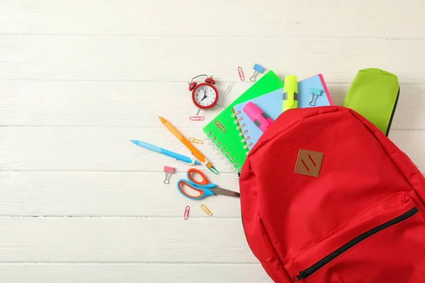Composição de leigos planos com mochila e material escolar em branco — Fotografia de Stock