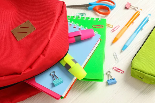 Composição de leigos planos com mochila e material escolar em branco — Fotografia de Stock