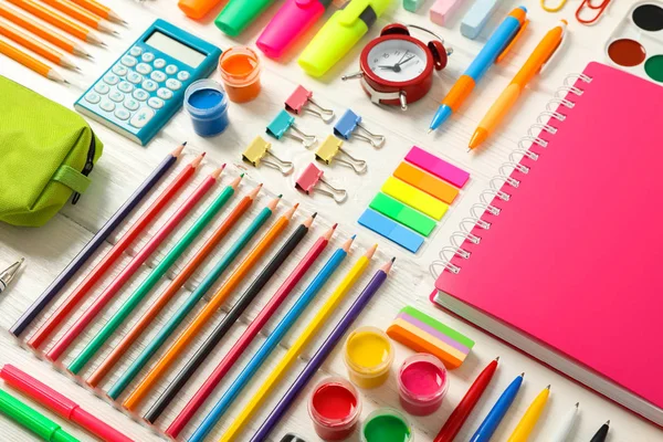 Beyaz ahşap backgr üzerinde okul malzemeleri ile Düz yatıyordu kompozisyon