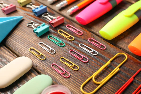 Ahşap arka plan üzerinde okul malzemeleri ile Düz yatıyordu kompozisyon