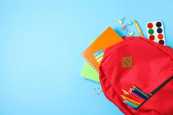 Composição de leigos planos com mochila e material escolar na cor — Fotografia de Stock