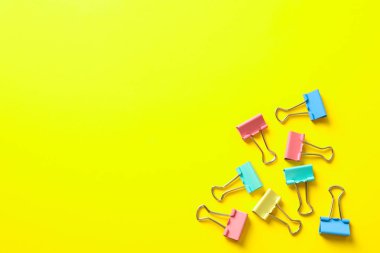 Renk arka planda klipsler ile düz döşeme kompozisyonu, t için alan