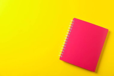 Renkli arka plan üzerine okul kopya kitabı, metin için alan