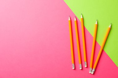 İki ton arka plan üzerine kalemler, metin için alan