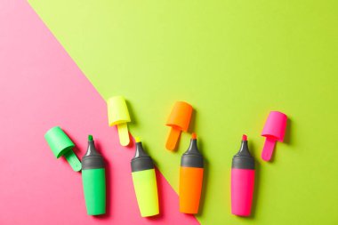 İki ton arka planda vurgulayıcıları aç, metin için alan