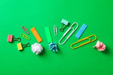 Buruşturulmuş kağıt toplar, klipsler ve sticke ile düz döşeme kompozisyonu