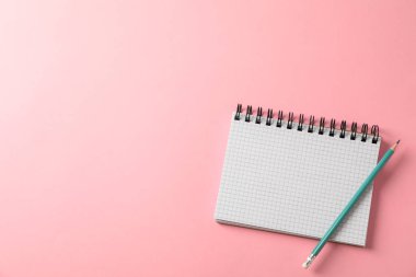 Renkli arka plan üzerine defter ve kalem, metin için alan