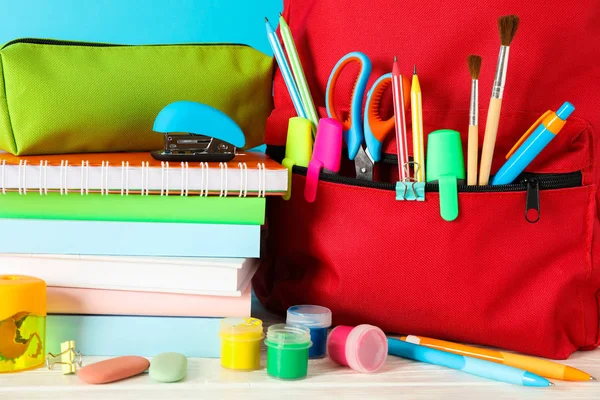 Material escolar em mesa de madeira contra fundo de cor, closeu — Fotografia de Stock
