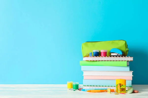 Material escolar na mesa de madeira contra fundo de cor, espaço — Fotografia de Stock