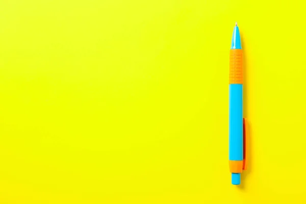 Ручка на желтом фоне, место для текста — стоковое фото