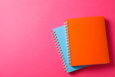 Renkli arka plan üzerine okul kopya kitapları, metin alanı