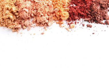 Beyaz arka planda izole edilmiş göz farları. Makyaj ürünleri