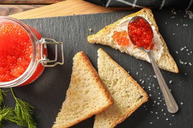 Cam kavanoz, ekmek, kaşık, havlu ve cu havyar ile Kompozisyon