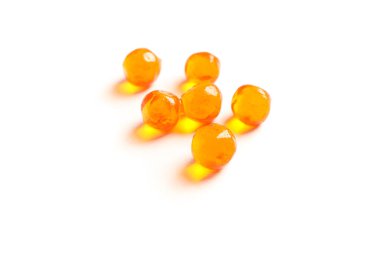 Beyaz arka plan üzerinde closeup izole kırmızı havyar