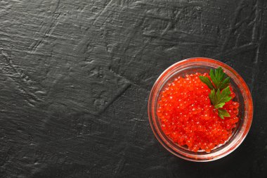 Siyah arka plan üzerinde havyar ile Cam kavanoz, metin için alan