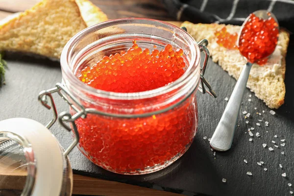 Composizione con caviale in vaso di vetro, pane, cucchiaio, asciugamano e cu — Foto Stock