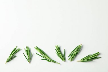 Beyaz arka plan üzerinde biberiye ile Düz yatıyordu kompozisyon, uzay fo