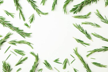 Beyaz arka plan üzerinde biberiye ile Düz yatıyordu kompozisyon, uzay fo