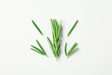 Beyaz arka plan üzerinde biberiye ile Düz yatıyordu kompozisyon, uzay fo