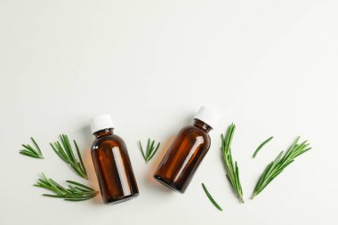 Biberiye yağı ve beyaz backg yaprakları ile Düz yatıyordu kompozisyon