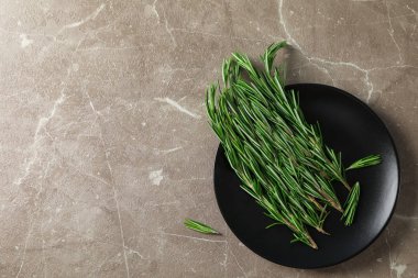 Gri masada biberiyeli tabak, üst görünüm