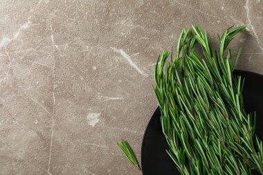 Gri masada biberiyeli tabak, üst görünüm