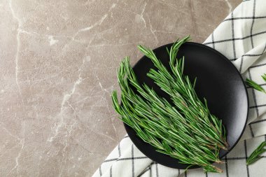 Gri masa üzerinde biberiye ve havlu ile Plaka, üst görünümü