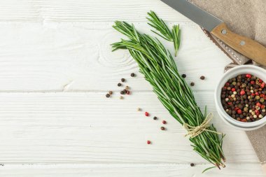 Biberiye, biberiye, bıçak ve havlu ile kompozisyon beyaz sırt