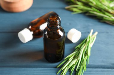 Biberiye yağı ve ahşap arka plan üzerinde yaprakları, metin için alan