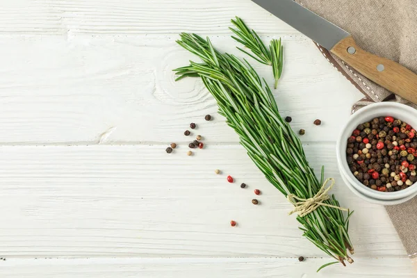 Biberiye, biberiye, bıçak ve havlu ile kompozisyon beyaz sırt