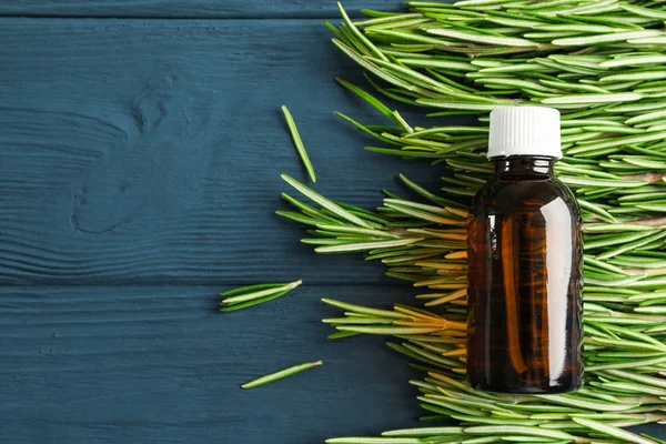 Biberiye yağı ve ahşap arka plan üzerinde yaprakları, metin için alan