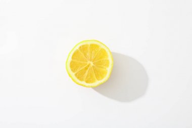 Beyaz arka planda taze limon, metin için alan