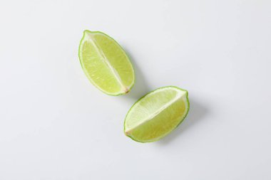 Beyaz arka planda taze kireçler, metin için alan