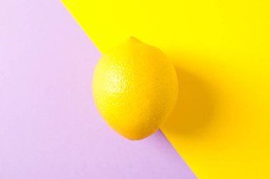 İki ton arka plan üzerinde taze limon, metin için alan