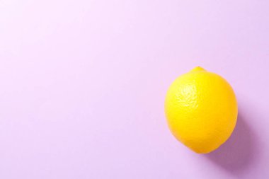 Renkli arka planda taze limon, metin için alan