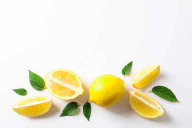 Beyaz arka plan üzerinde limon ile Düz yatıyordu kompozisyon, alan için 