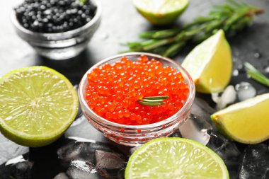 Siyah masa üzerinde havyar ve narenciye ile taze kompozisyon, yakın u