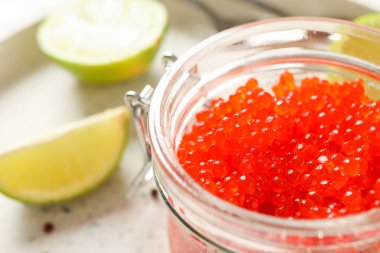 Gri masa üzerinde havyar ve narenciye ile iştah açıcı kompozisyon, clo