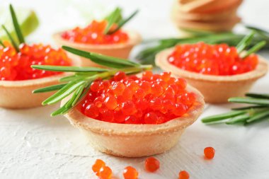 Beyaz masada havyar ve biberiye ile Tartlets, metin için boşluk