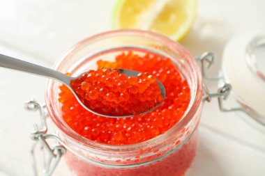 Beyaz ahşap masa üzerinde havyar ile Cam kavanoz, metin için alan