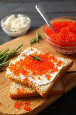 Ahşap arka plan üzerinde havyar ile iştah açıcı kompozisyon, uzay f