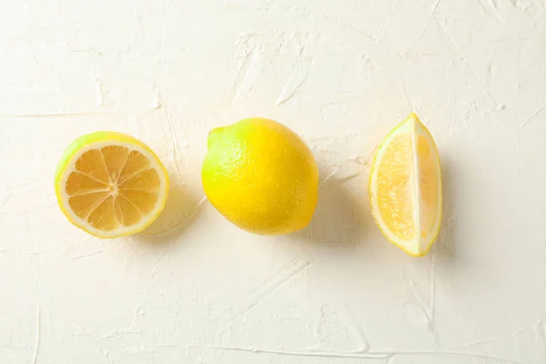 Composition de la couche plate avec des citrons sur fond blanc, espace pour — Photo