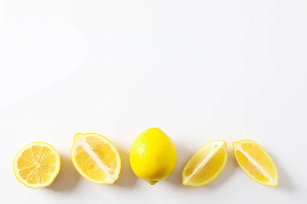 Composition de la couche plate avec des citrons sur fond blanc, espace pour — Photo
