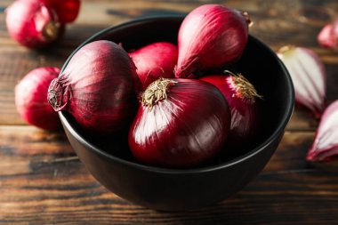 Ahşap masa üzerinde kırmızı soğan ile Kompozisyon, closeup