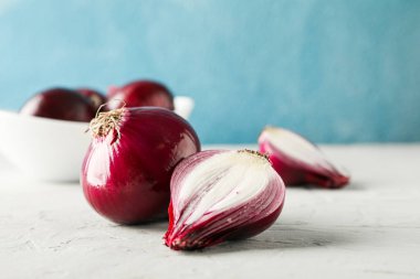 Hafif arka plan üzerinde kırmızı soğan ile Düz yatıyordu kompozisyon, uzay f