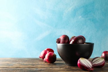 Ahşap masa üzerinde kırmızı soğan ile Kompozisyon, metin için alan