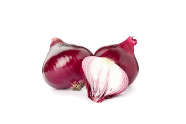 Beyaz arkaplanda izole edilmiş taze kırmızı soğan