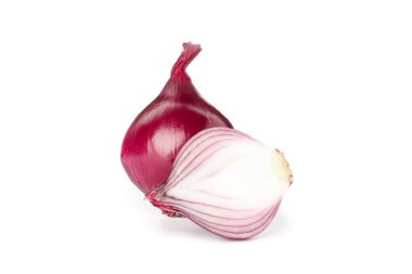 Beyaz arkaplanda izole edilmiş taze kırmızı soğan